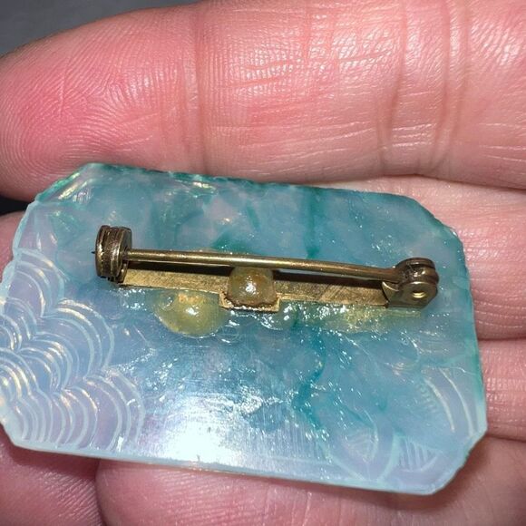 Vintage Art Deco Styling Carved Jadeite Brooch - Picture 7 of 8